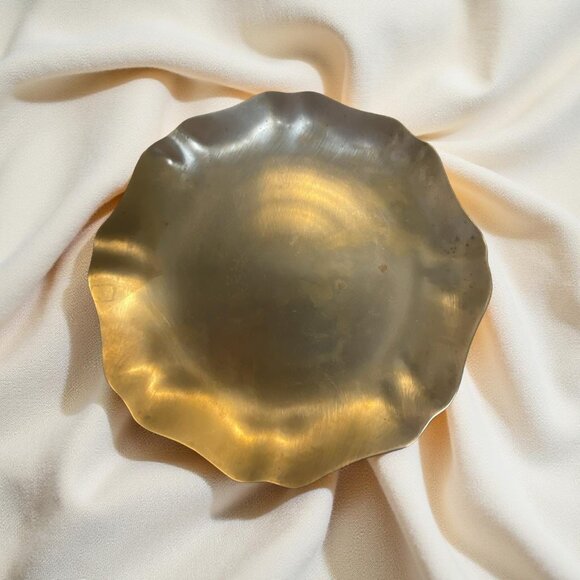 Vintage Heavy Brass Scalloped Dish – Solid 3lb Hammered Brass Bowl – Boho Altar - Picture 6 of 6
